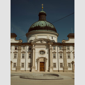 The church at Kajetanerplatz, where the vegetable market takes place and Maria and the children do their shopping. | © Tourismus Salzburg GmbH, Foto: Patrick Langwallner