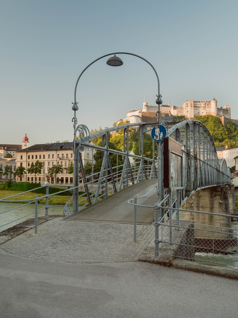 Maria and the children cross the Mozart footbridge, singing 'My Favorite Things'. | © Tourismus Salzburg GmbH, Foto: Patrick Langwallner
