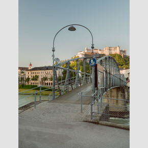 Maria and the children cross the Mozart footbridge, singing 'My Favorite Things'. | © Tourismus Salzburg GmbH, Foto: Patrick Langwallner