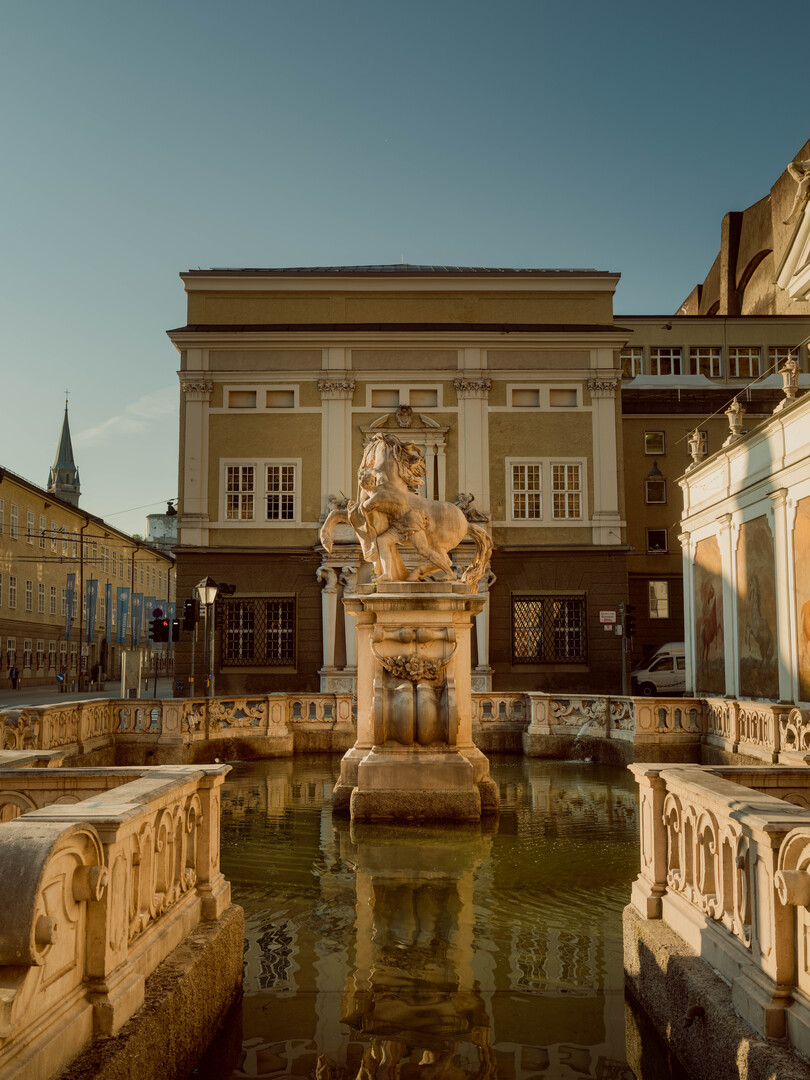 During their outing in the city, Maria and the children pass by the Horse fountain. In the background, the melody of 'My Favorite Things' plays. | © Tourismus Salzburg GmbH, Foto: Patrick Langwallner