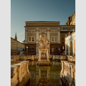 During their outing in the city, Maria and the children pass by the Horse fountain. In the background, the melody of 'My Favorite Things' plays. | © Tourismus Salzburg GmbH, Foto: Patrick Langwallner