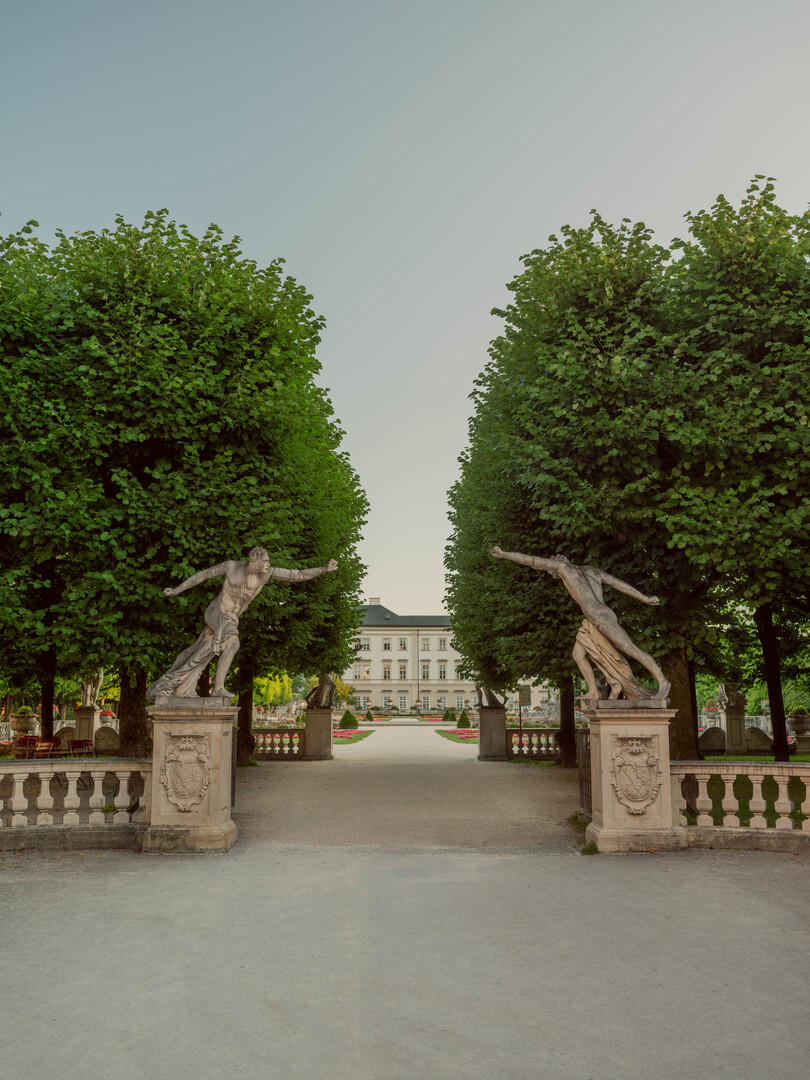 Here, Maria and the children imitate the poses of the statues in the movie. | © Tourismus Salzburg GmbH, Foto: Patrick Langwallner