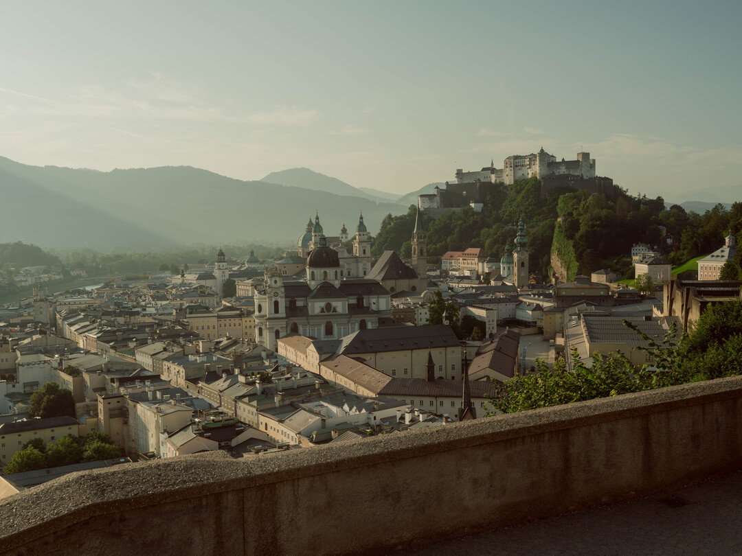 Maria and the children sing 'Do-Re-Mi' here with the Fortress Hohensalzburg as their backdrop. | © Tourismus Salzburg GmbH, Foto: Patrick Langwallner