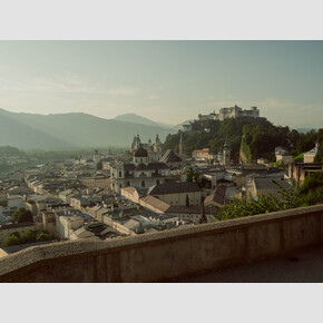 Maria and the children sing 'Do-Re-Mi' here with the Fortress Hohensalzburg as their backdrop. | © Tourismus Salzburg GmbH, Foto: Patrick Langwallner
