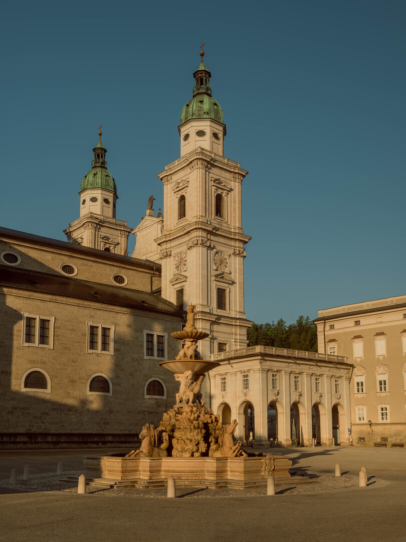Maria sings 'I Have Confidence' and splashes water on the marble horses at the fountain. | © Tourismus Salzburg GmbH, Foto: Patrick Langwallner