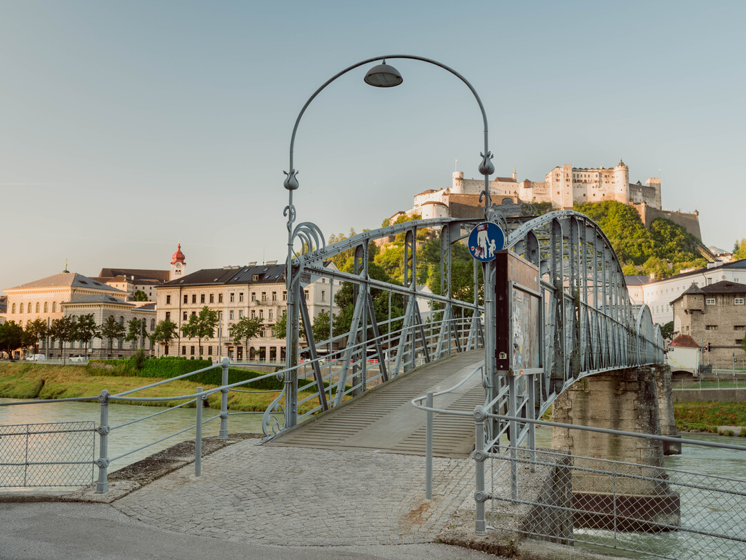 Maria and the children cross the Mozart footbridge, singing 'My Favorite Things'. | © Tourismus Salzburg GmbH, Foto: Patrick Langwallner