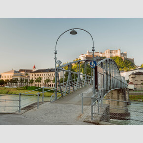Maria and the children cross the Mozart footbridge, singing 'My Favorite Things'. | © Tourismus Salzburg GmbH, Foto: Patrick Langwallner
