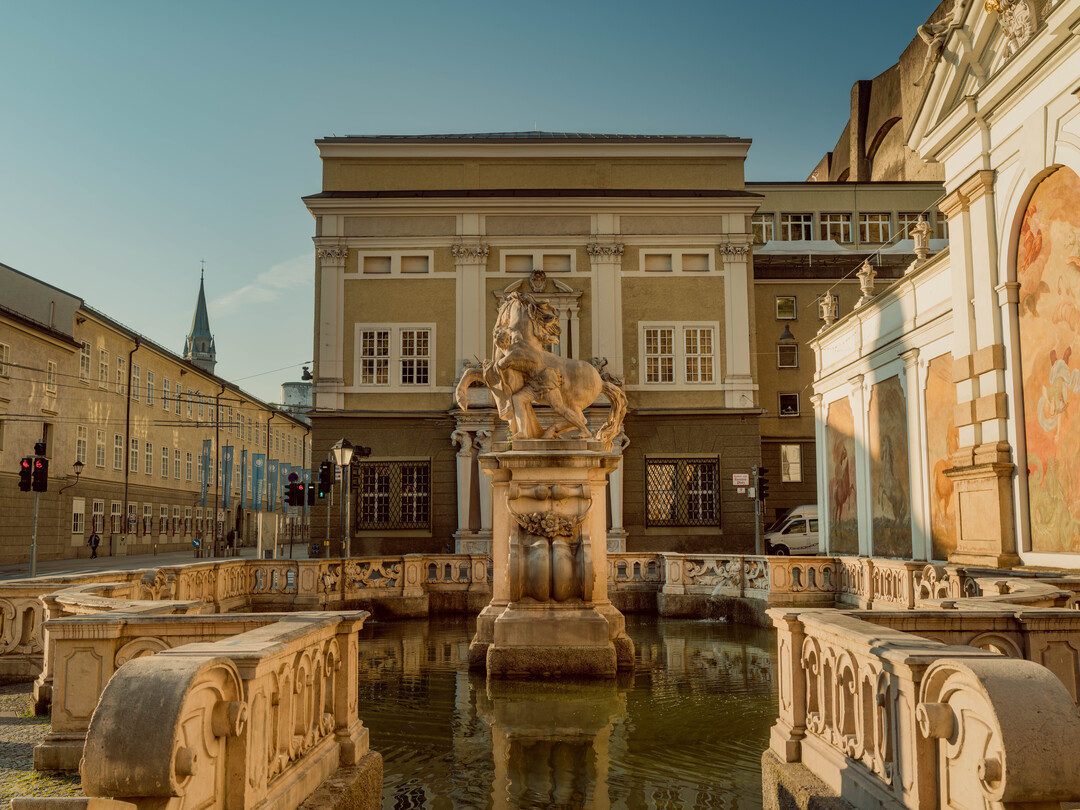 During their outing in the city, Maria and the children pass by the Horse fountain. In the background, the melody of 'My Favorite Things' plays. | © Tourismus Salzburg GmbH, Foto: Patrick Langwallner