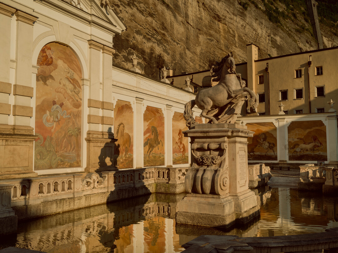 During their outing in the city, Maria and the children pass by the Horse fountain. In the background, the melody of 'My Favorite Things' plays. | © Tourismus Salzburg GmbH, Foto: Patrick Langwallner