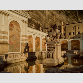 During their outing in the city, Maria and the children pass by the Horse fountain. In the background, the melody of 'My Favorite Things' plays. | © Tourismus Salzburg GmbH, Foto: Patrick Langwallner