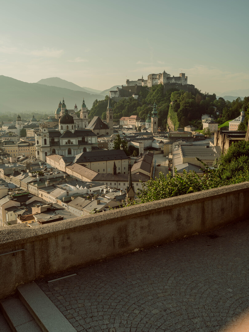 Maria and the children sing 'Do-Re-Mi' here with the Fortress Hohensalzburg as their backdrop. | © Tourismus Salzburg GmbH, Foto: Patrick Langwallner