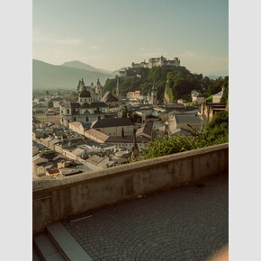 Maria and the children sing 'Do-Re-Mi' here with the Fortress Hohensalzburg as their backdrop. | © Tourismus Salzburg GmbH, Foto: Patrick Langwallner