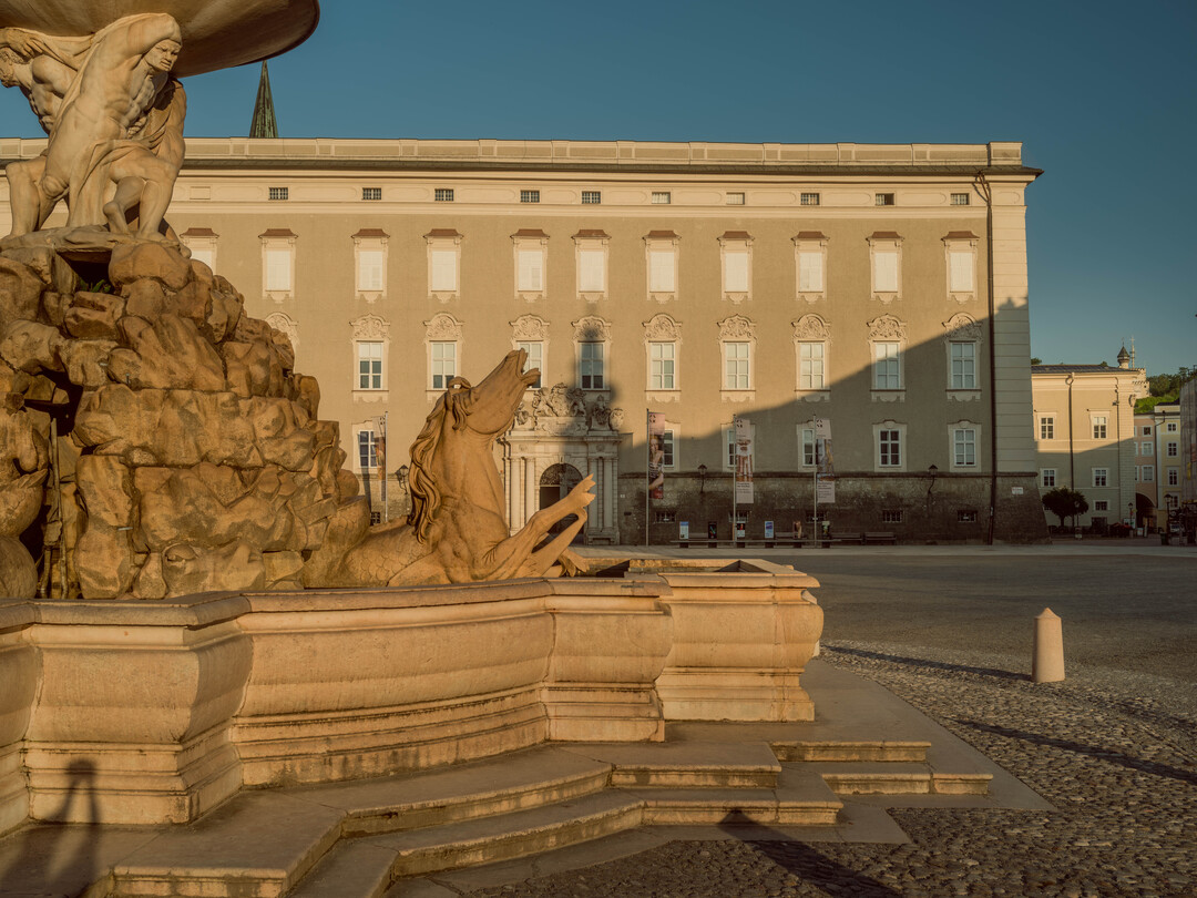 Maria sings 'I Have Confidence' and splashes water on the marble horses at the fountain. | © Tourismus Salzburg GmbH, Foto: Patrick Langwallner