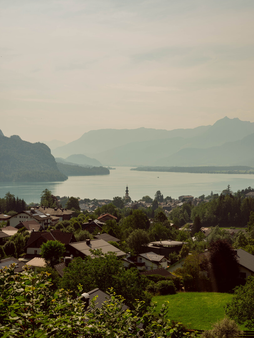 The village is shown from an aerial view with the theme song 'The Sound of Music.' 'My Favorite Things' plays as Maria and the children take the Schafberg Railway up the mountain for a picnic. | © Tourismus Salzburg GmbH, Foto: Patrick Langwallner