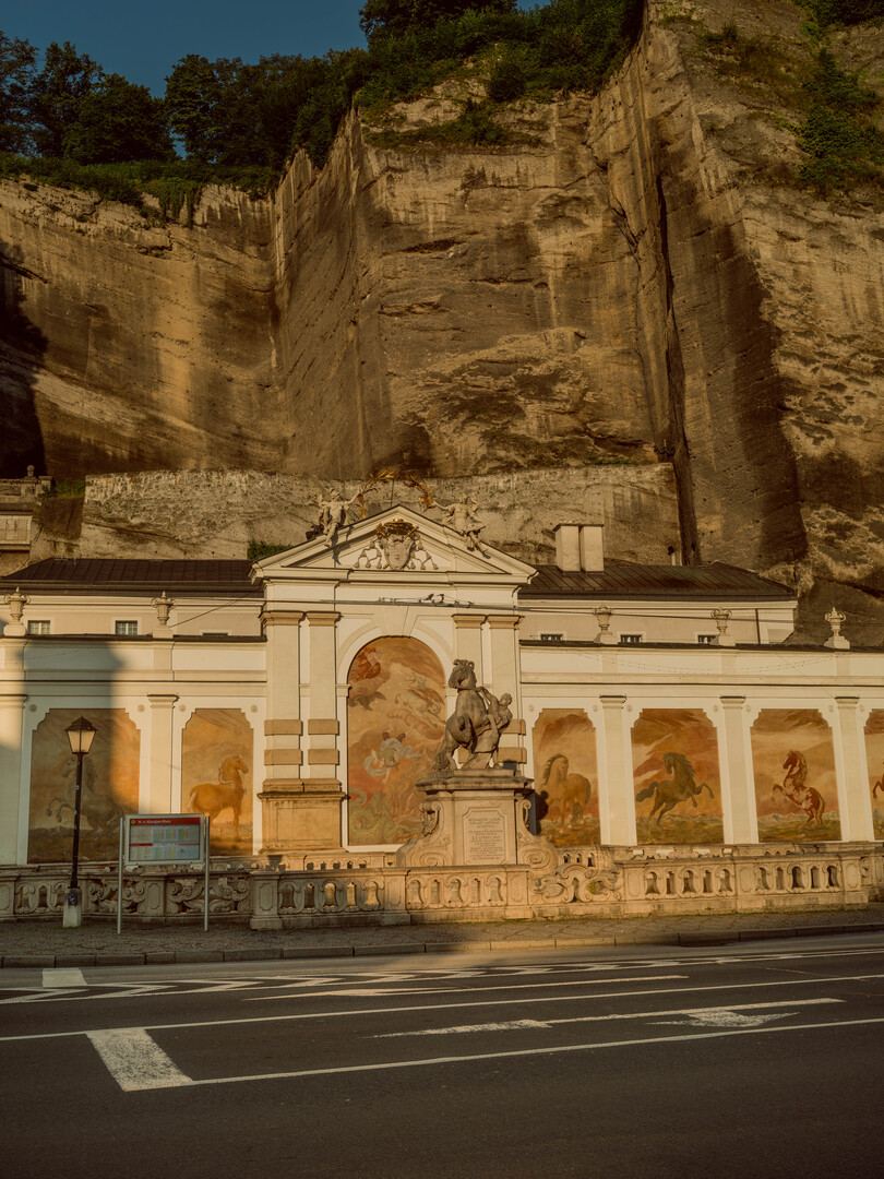 During their outing in the city, Maria and the children pass by the Horse fountain. In the background, the melody of 'My Favorite Things' plays. | © Tourismus Salzburg GmbH, Foto: Patrick Langwallner