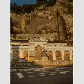 During their outing in the city, Maria and the children pass by the Horse fountain. In the background, the melody of 'My Favorite Things' plays. | © Tourismus Salzburg GmbH, Foto: Patrick Langwallner