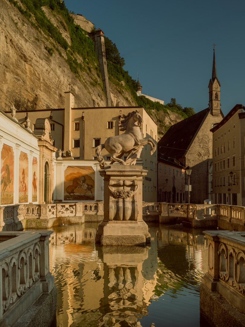 During their outing in the city, Maria and the children pass by the Horse fountain. In the background, the melody of 'My Favorite Things' plays. | © Tourismus Salzburg GmbH, Foto: Patrick Langwallner