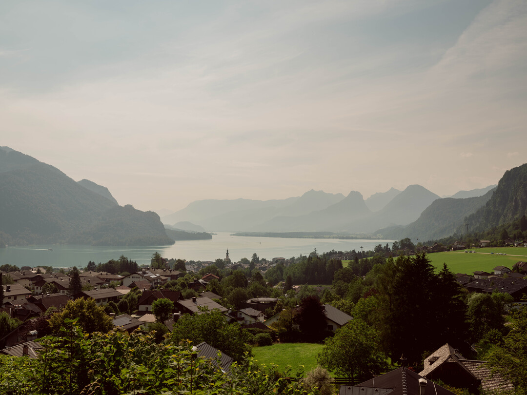 The village is shown from an aerial view with the theme song 'The Sound of Music.' 'My Favorite Things' plays as Maria and the children take the Schafberg Railway up the mountain for a picnic. | © Tourismus Salzburg GmbH, Foto: Patrick Langwallner