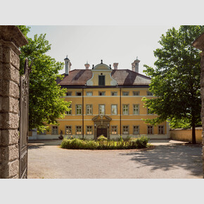Maria sings 'I Have Confidence' on her way to her new position, yet she appears intimidated when she sees the villa for the first time. | © Tourismus Salzburg GmbH, Foto: Patrick Langwallner