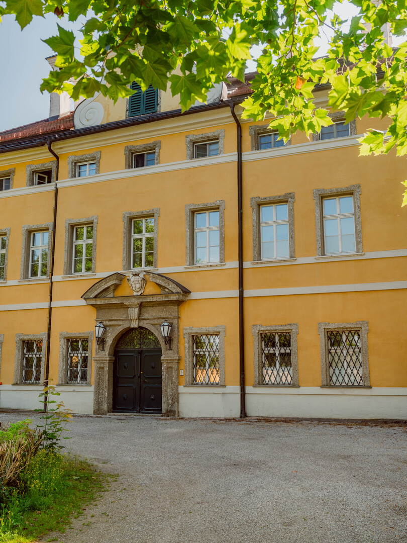 Maria sings 'I Have Confidence' on her way to her new position, yet she appears intimidated when she sees the villa for the first time. | © Tourismus Salzburg GmbH, Foto: Patrick Langwallner