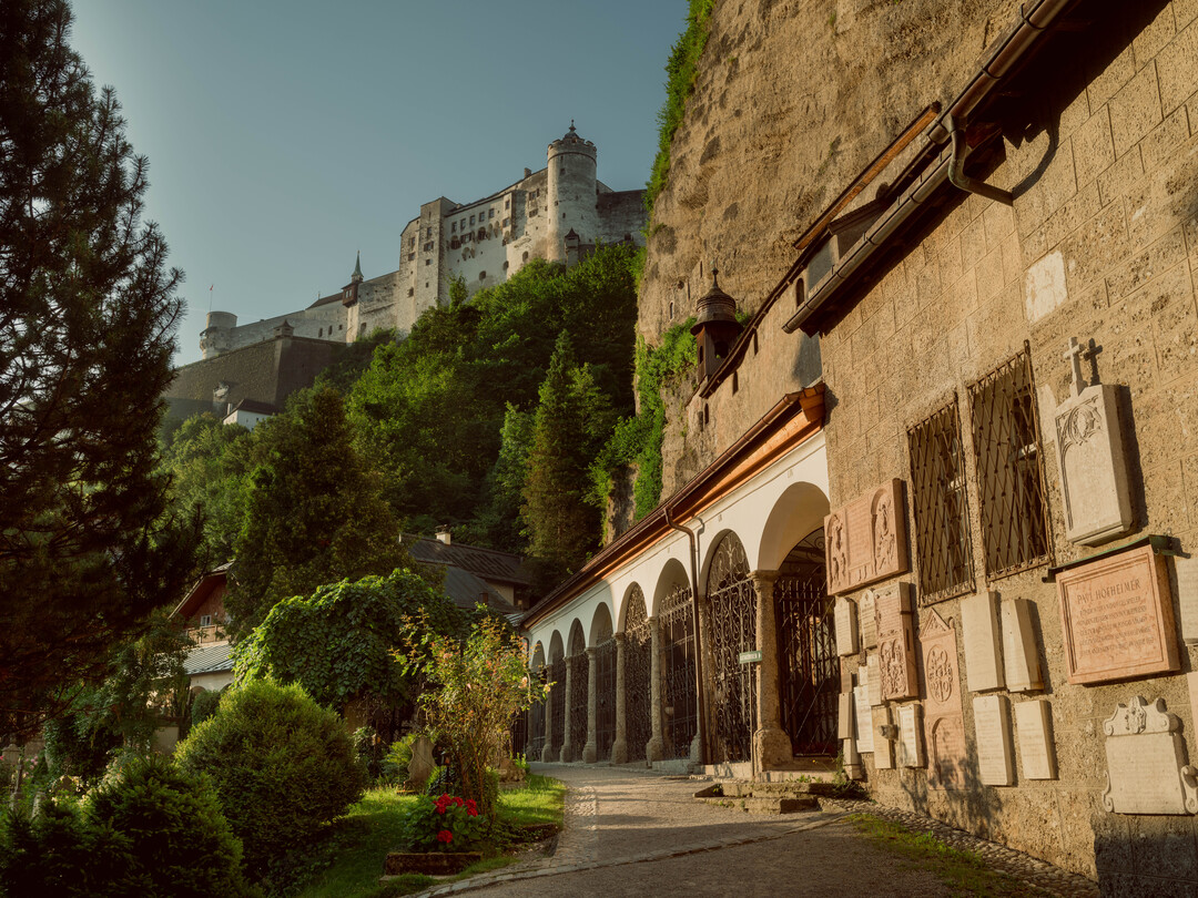 St. Peter's Cemetery and the catacombs served as the inspiration for the scene in which the Trapp family hides before their escape from the Nazis. | © Tourismus Salzburg GmbH, Foto: Patrick Langwallner