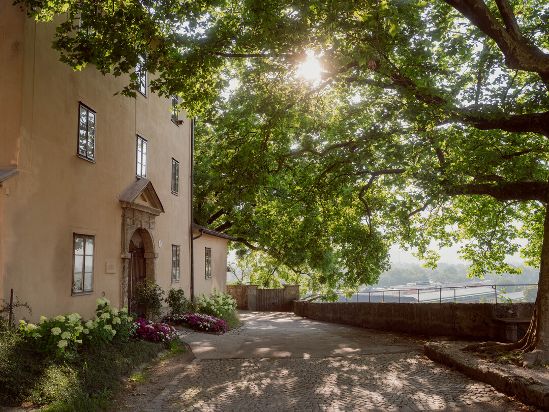 The Nonnberg Abbey appears in several scenes of the film. The nuns sing 'Maria' here, and the abbess urges Maria with 'Climb Every Mountain' to make the right decision. | © Tourismus Salzburg GmbH, Foto: Patrick Langwallner