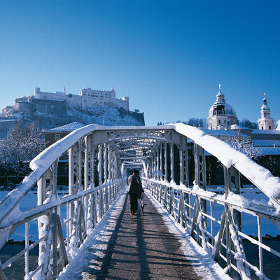 The Fortress Hohensalzburg viewed from a snowy Mozartsteg bridge | © Tourismus Salzburg GmbH