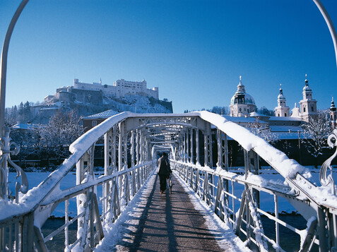 The Fortress Hohensalzburg viewed from a snowy Mozartsteg bridge | © Tourismus Salzburg GmbH