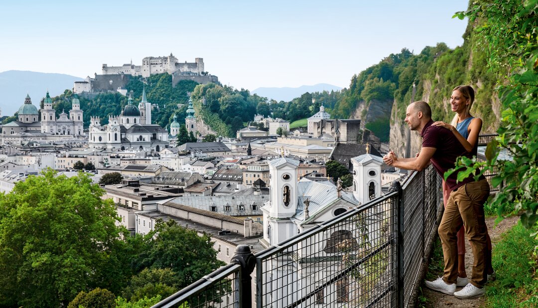 Couple with a view of the fortress and old town | © Tourismus Salzburg GmbH