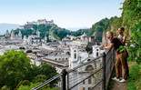 Couple with a view of the fortress and old town | © Tourismus Salzburg GmbH