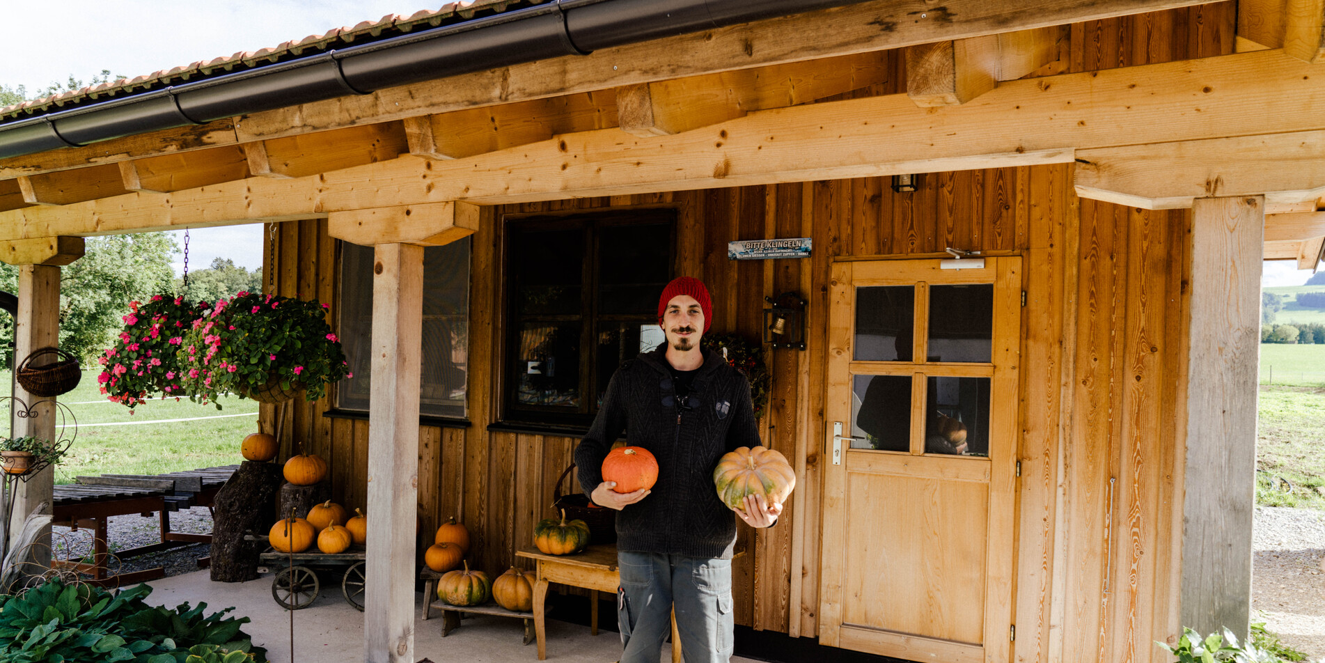 Biogemüsebauer Pertiller in Eugendorf vor dem Hofladen | © TVB Eugendorf
