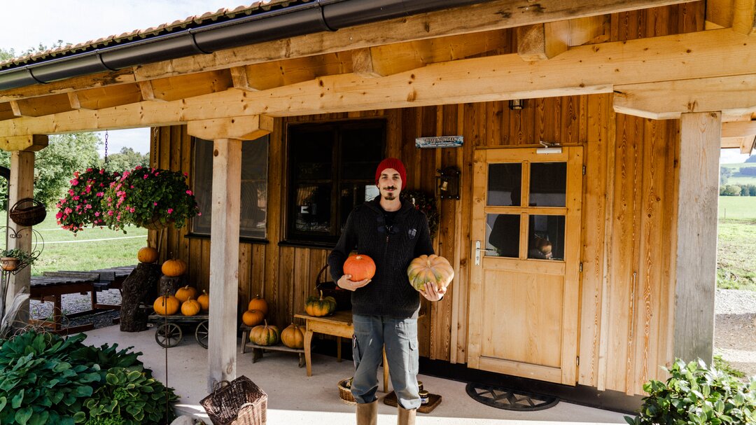 Biogemüsebauer Pertiller in Eugendorf vor dem Hofladen | © TVB Eugendorf