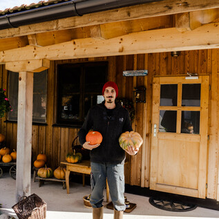 Biogemüsebauer Pertiller in Eugendorf vor dem Hofladen | © TVB Eugendorf