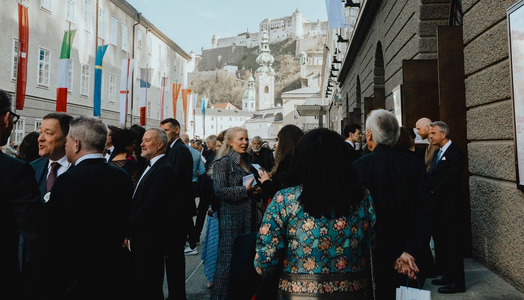 Salzburg Easter Festival - Audience in front of the Festspielhaus | © OFS Osterfestspiele Salzburg Foto: Vincent Forstenlechner