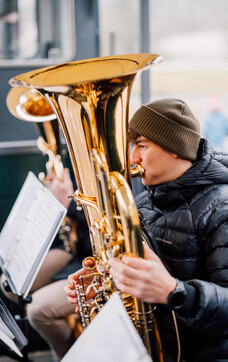 Adventroas im Freilichtmuseum - ein Musiker spielt Tuba. | © TSG Tourismus Salzburg GmbH, Skyline Medien