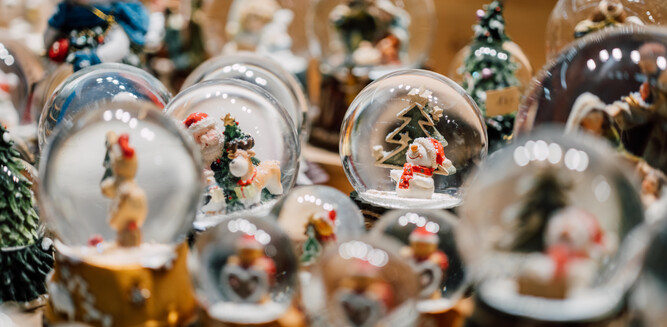 Snow globes at Salzburg Christkindlmarket | © TSG Tourismus Salzburg GmbH, Skyline Medien