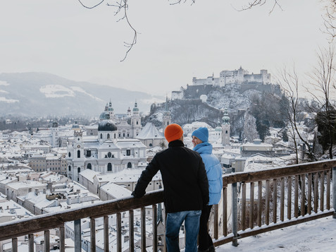 Couple at Mönchsberg in Salzburg in Winter | © Tourismus Salzburg GmbH