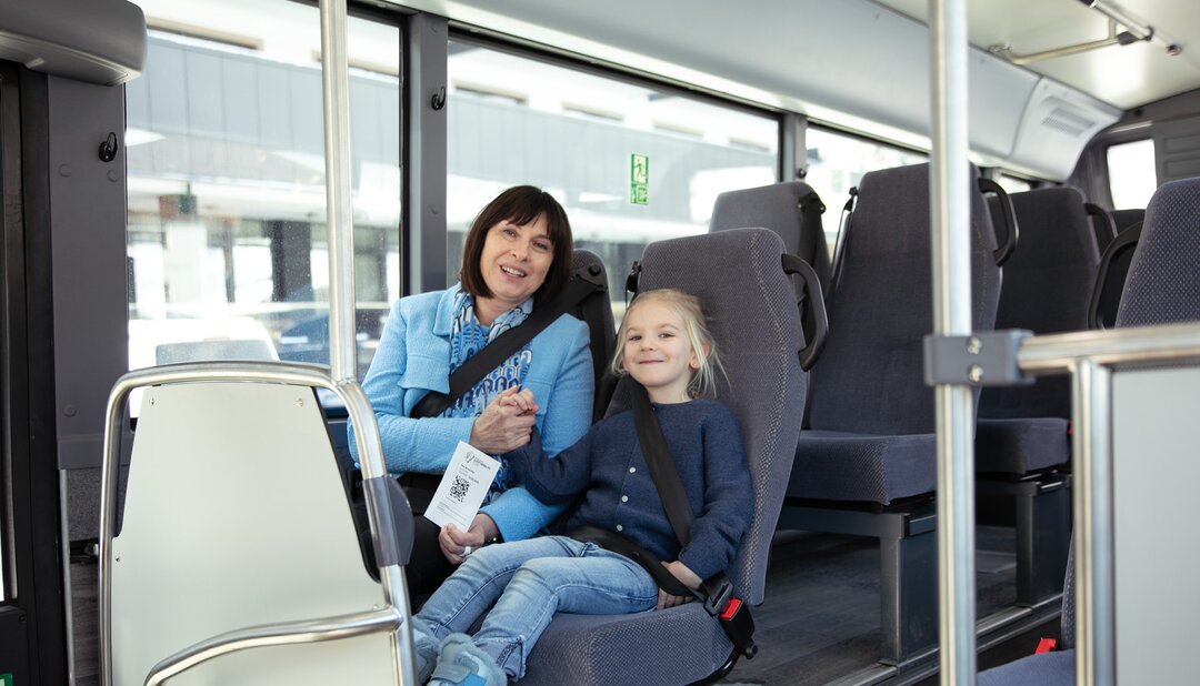 Salzburg Guest Mobility Ticket - Mother with daughter on bus - Mother holding Guest Mobility Ticket | © Salzburg Verkehr