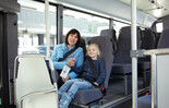 Salzburg Guest Mobility Ticket - Mother with daughter on bus - Mother holding Guest Mobility Ticket | © Salzburg Verkehr
