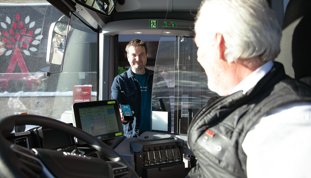 Salzurg Passenger shows their Guest Mobility Ticket to the bus driver | © Salzburg Verkehr