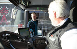 Salzurg Passenger shows their Guest Mobility Ticket to the bus driver | © Salzburg Verkehr