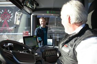 Salzurg Passenger shows their Guest Mobility Ticket to the bus driver | © Salzburg Verkehr