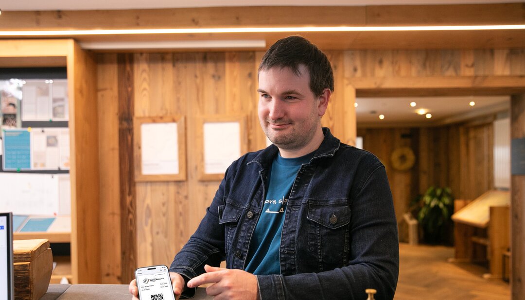 Salzburg Guest Mobility Ticket - hotel guest presents their Guest Mobility Ticket at the hotel reception desk | © Salzburg Verkeht