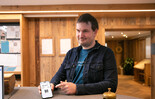 Salzburg Guest Mobility Ticket - hotel guest presents their Guest Mobility Ticket at the hotel reception desk | © Salzburg Verkeht
