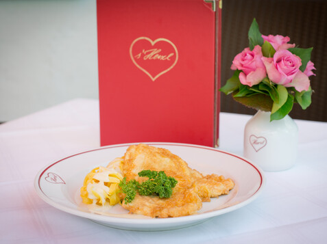 Schnitzel at Hotel Goldener Hirsch | © Hotel Goldener Hirsch