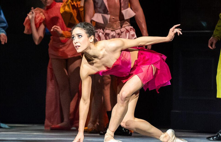 Dafne Barbosa and Ensemble | © SLT / Tobias Witzgall