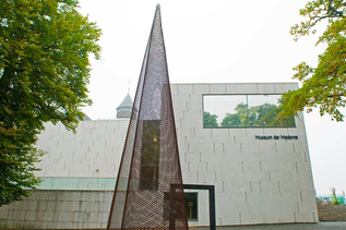 Das stehende "Schlafende Haus" | © Museum der Moderne Salzburg