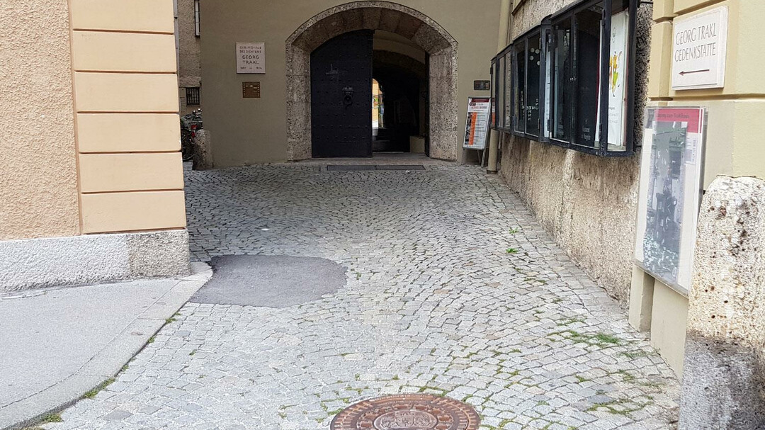 SoS Gate in front of the birthplace of Georg Trakl | © Tourismus Salzburg