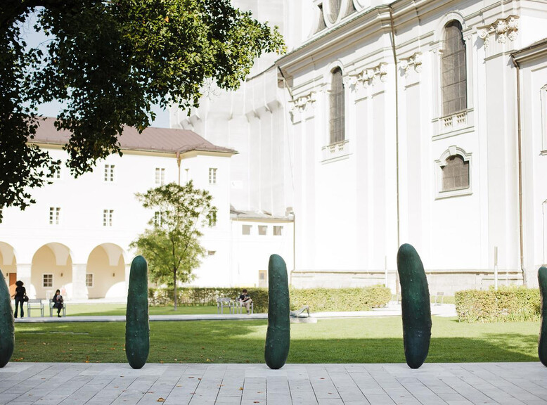 Gurken von Erwin Wurm im Furtwänglerpark | © Salzburg Foundation / Sammlung Würth