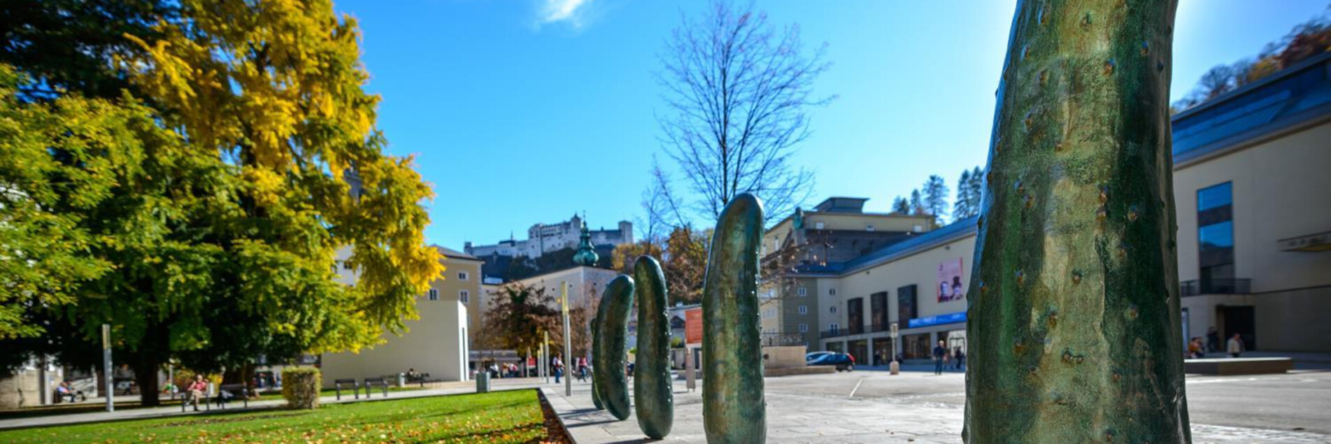 Kunstprojekt "Gurken" im Furtwängler Park im Festspielbezirk | © Tourismus Salzburg Gmbh / G. Breitegger
